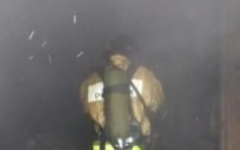 Жилой дом в Бийске тушили 15 пожарных 