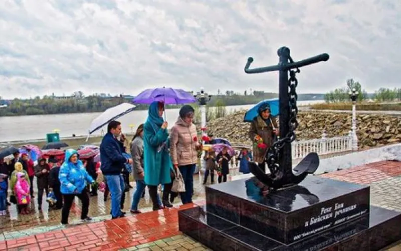 Огромный якорь установили на бийской набережной