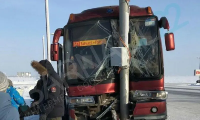 Автобус с пассажирами разбился об столб на алтайской трассе