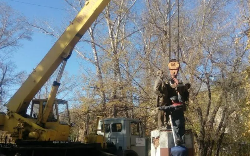 Старейший памятник демонтировали в Рубцовске