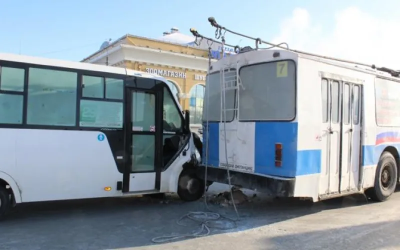 Автобус и троллейбус столкнулись в Барнауле: есть пострадавшие