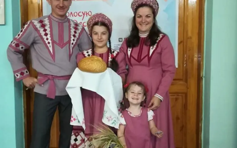 Рубцовчане пришли на выборы в народных костюмах и с караваем