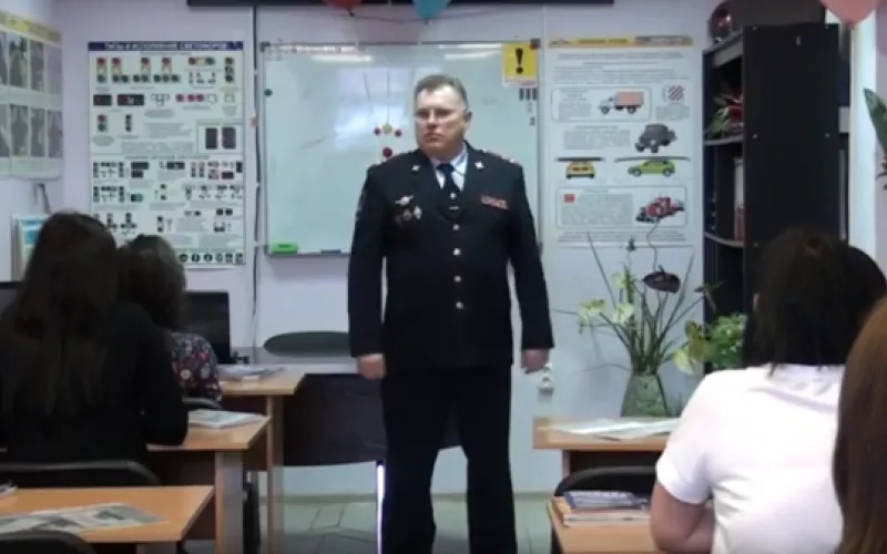 Начальник управления ГИБДД по Алтайскому краю поздравил женщин с 8 Марта