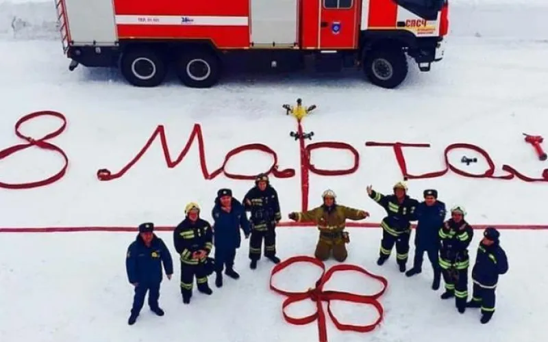 Бийские пожарные необычно поздравили женщин