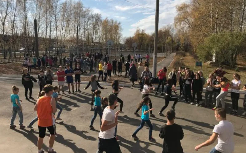 Депутат помог отремонтировать единственный в посёлке Кирова школьный стадион