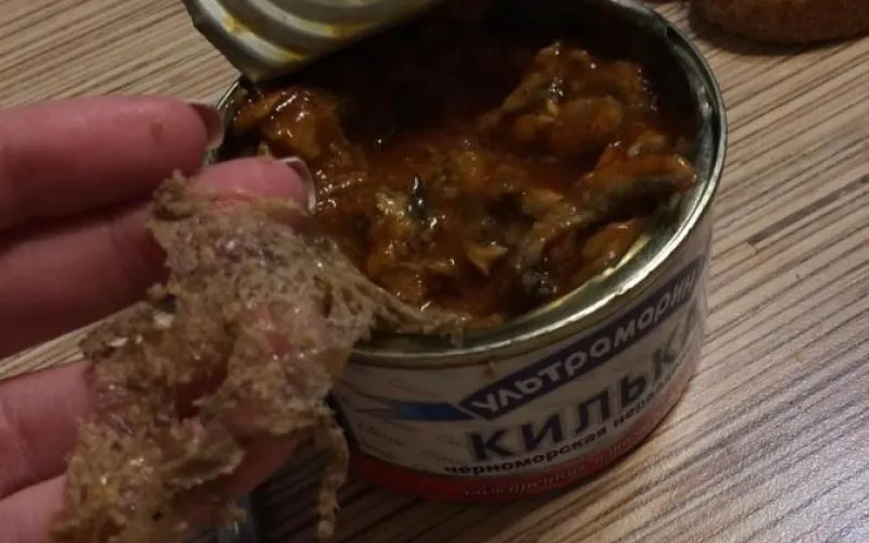 Жительница Барнаула обнаружила в консервах с килькой полиэтилен