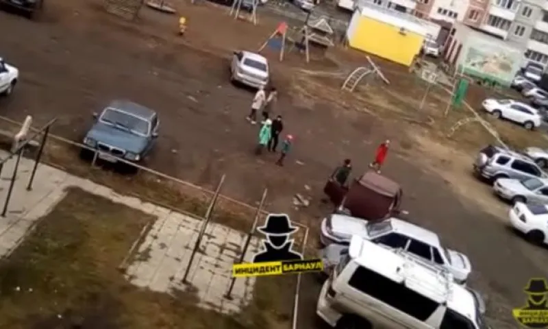 Школьники пытались разобрать чужой автомобиль во дворе дома в Барнауле