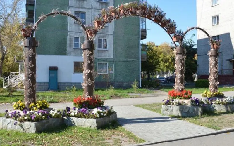 Молодые деревца высадили в обновлённых зелёных уголках Барнаула