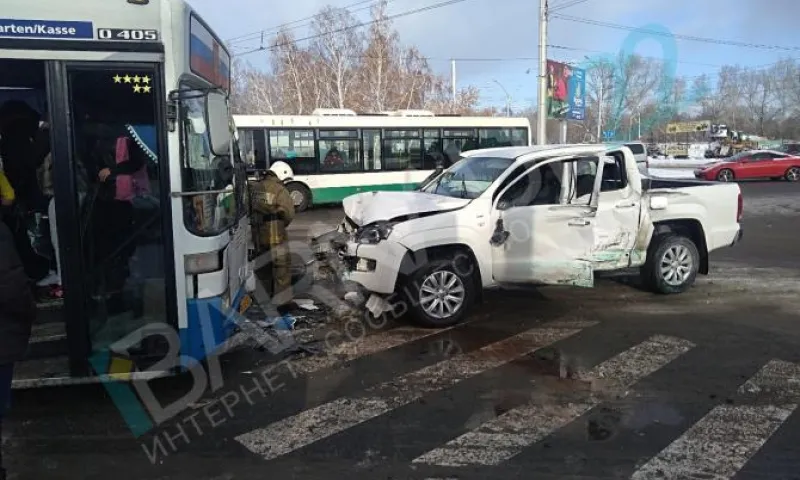Очевидцы рассказали подробности массовой аварии с пассажирскими автобусами в Барнауле