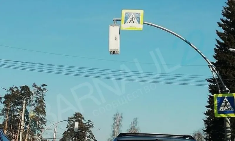 Инновационный светофор превратился в снеговика из-за непогоды в Барнауле