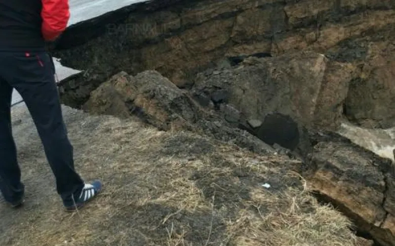 Обрыв образовался на месте одной из алтайских трасс