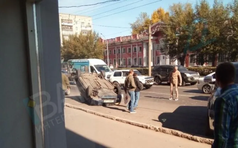 Автомобиль перевернулся на перекрёстке в центре Барнаула