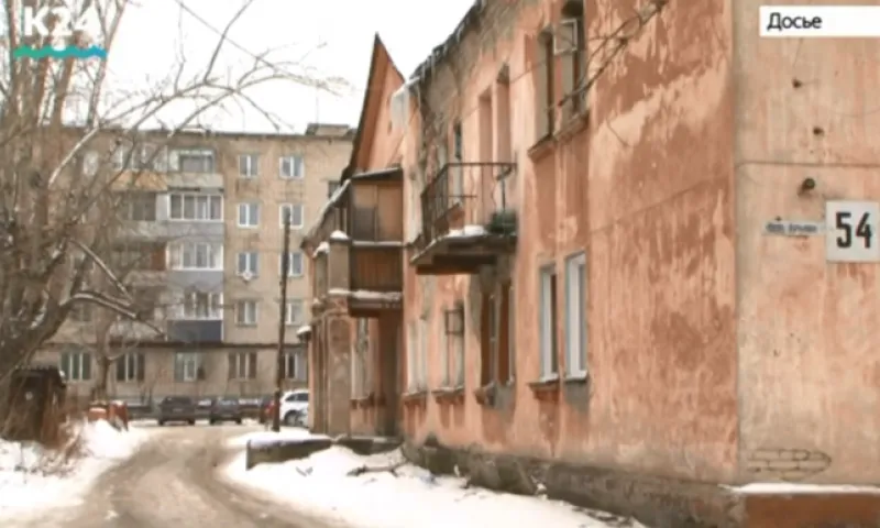 Многодетная семья замерзает после обрушения потолка в аварийном доме в Бийске