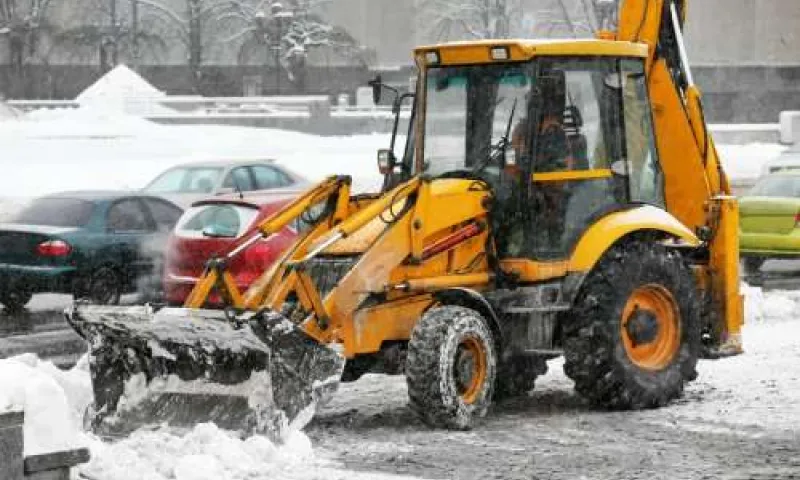Более 2 800 кубометров снега вывезли с улиц Барнаула за сутки