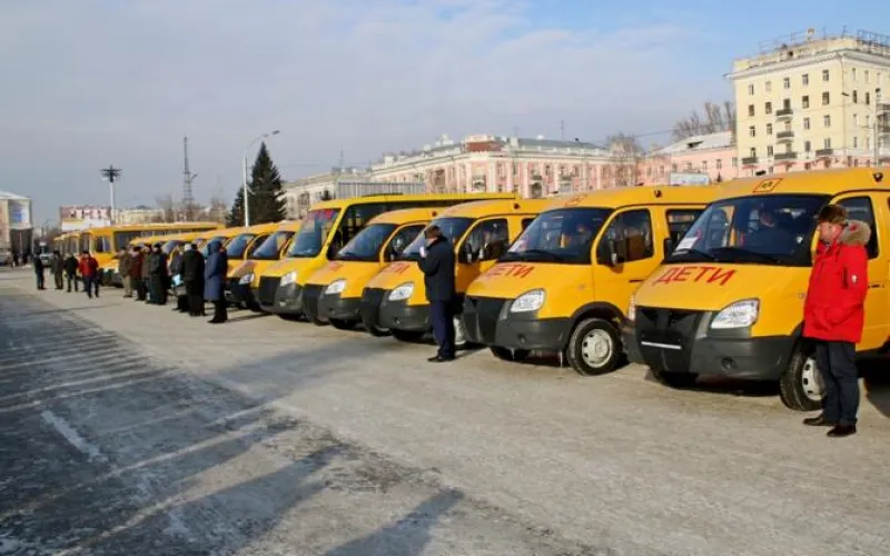 Новые автобусы передали школам Алтайского края