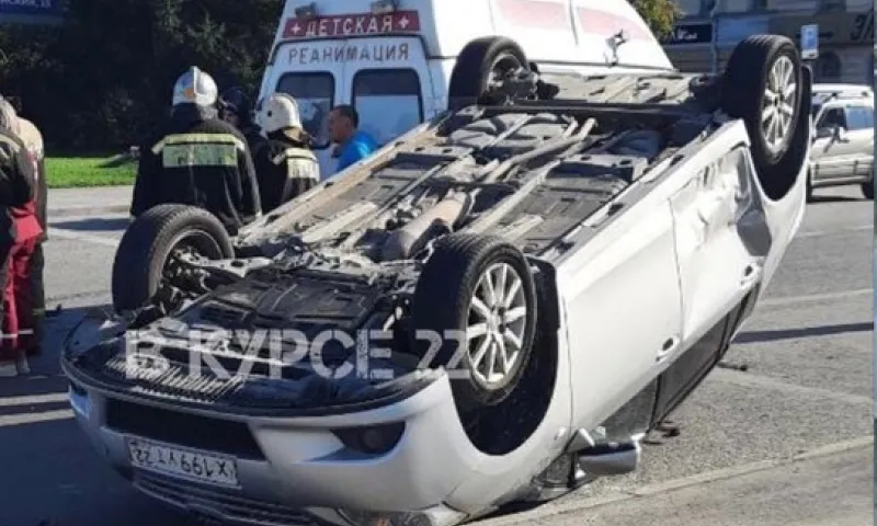 Авария с «перевертышем» произошла в Барнауле