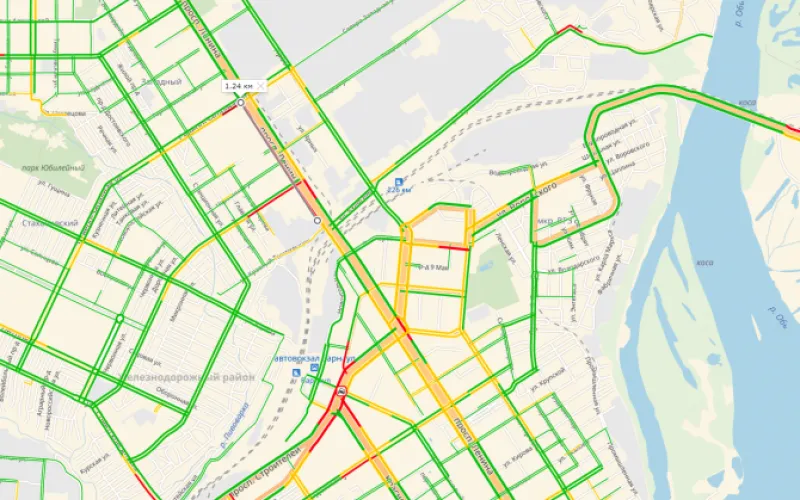 Пробка длиной более километра образовалась в центре Барнаула 