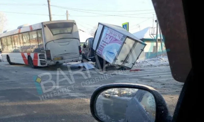 Пассажирский автобус и «газель» столкнулись в Барнауле