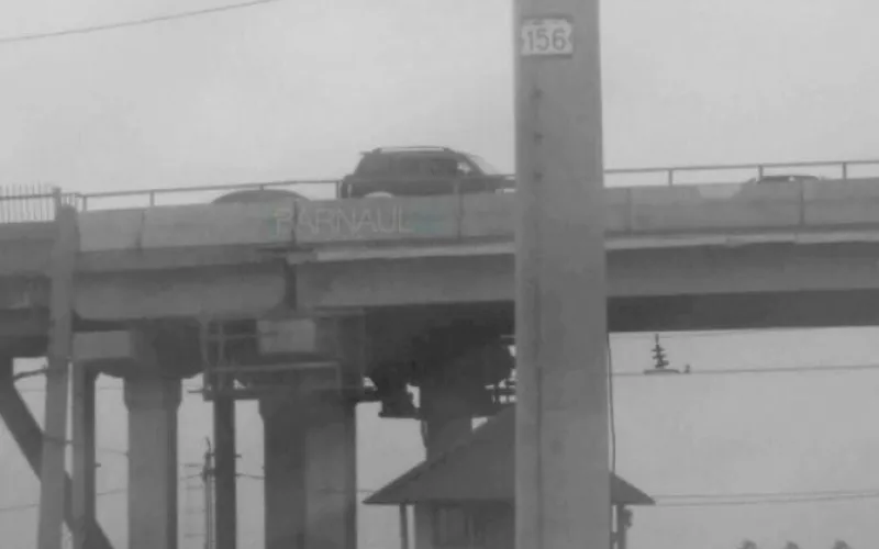 Поломка автомобиля стала причиной пробки на Старом мосту Барнаула