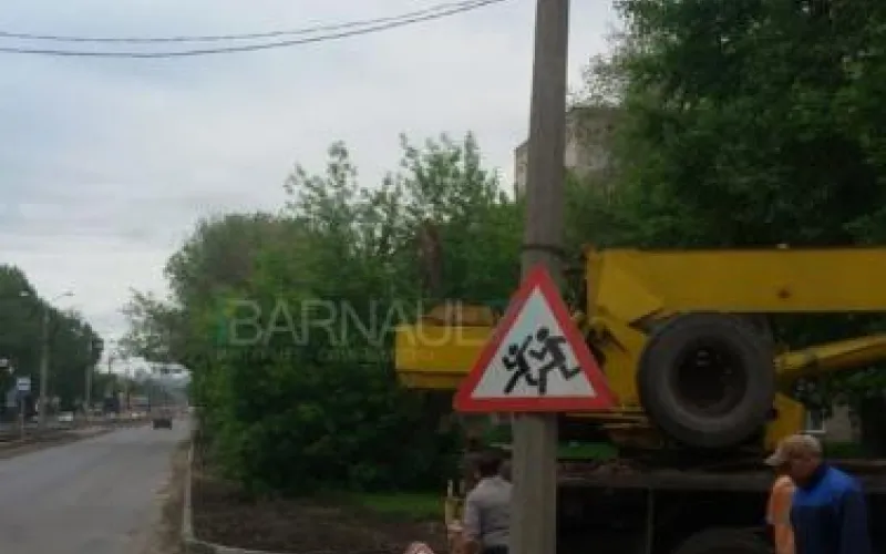 Столб ушел под землю в Барнауле