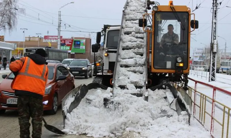 Более 2 тыс. тонн снега вывезли за ночь с улиц Барнаула 