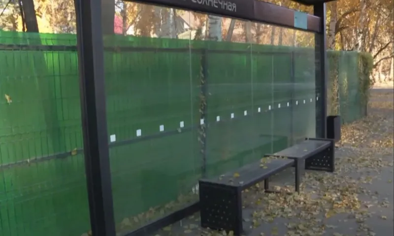 Власти Барнаула запланировали привести в порядок остановки с рекламными щитами