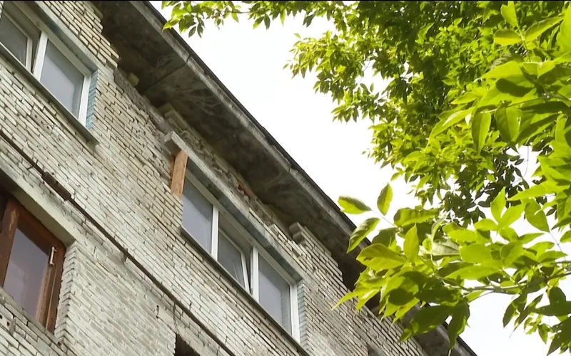 Пятилетний ребенок вылез из окна 9 этажа в Барнауле 