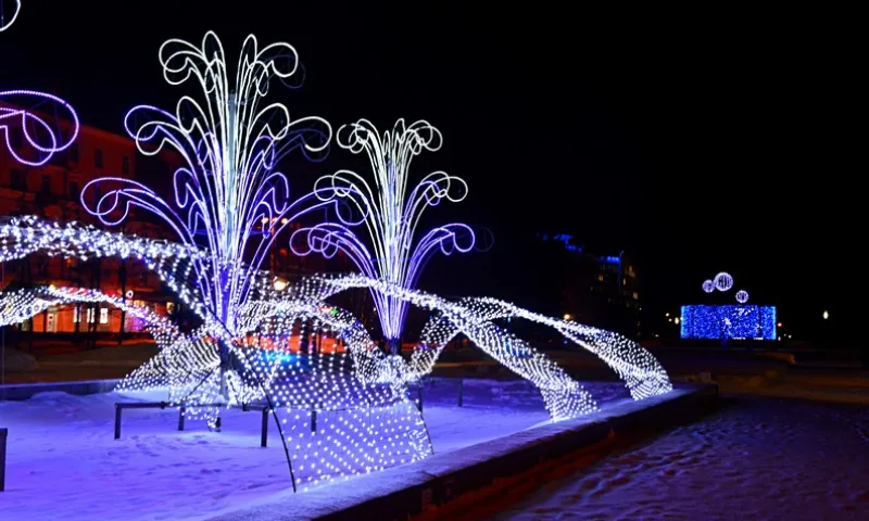 Светящиеся ёлочки, бабочки и фонтаны: Октябрьский район Барнаула украсили к Новому году