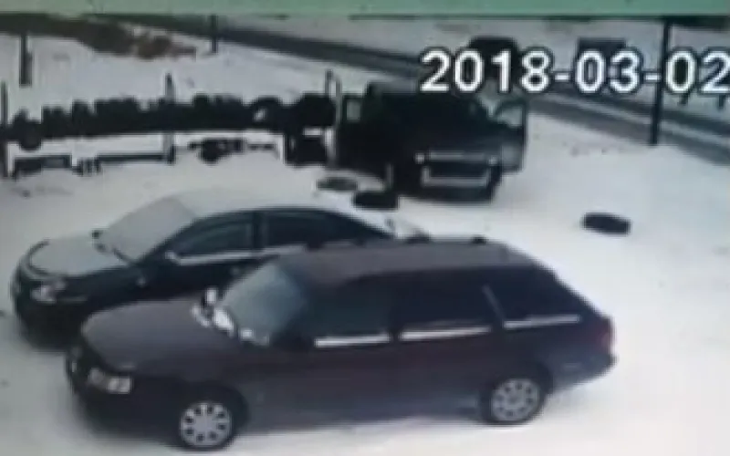 Машина врезалась в стеллаж с покрышками в результате ДТП в Алтайском крае 