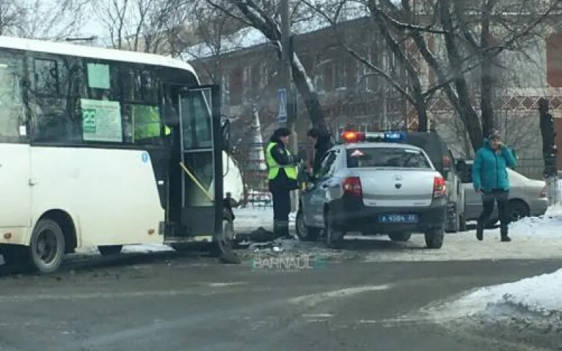 Автобус попал в ДТП в Барнауле