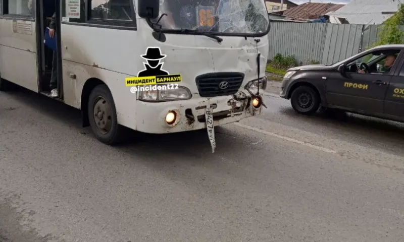 УАЗ и автобус столкнулись в Барнауле