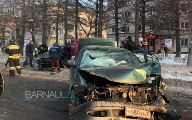 ДТП в Барнауле: водитель не смог выбраться из автомобиля