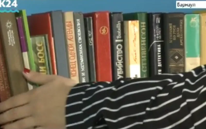 «Книжный шкаф» телеканала «Катунь 24» пополнился биографией Юрия Гагарина 