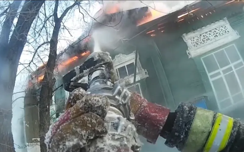 Видео тушения исторического здания на площади Свободы от пожарного