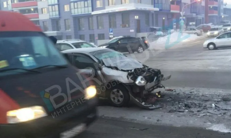 Автомобиль столкнулся с грузовиком в Барнауле