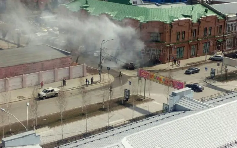 «Мерседес» загорелся в центре Барнаула 