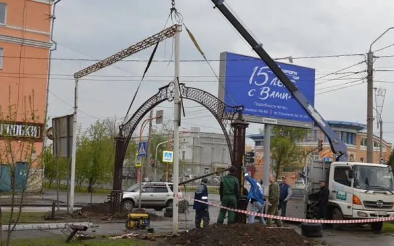 Декоративную арку установили на барнаульской аллее