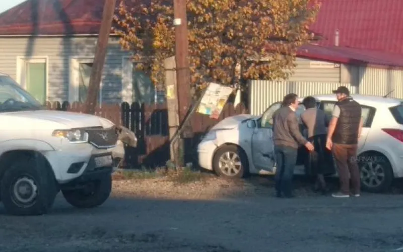 Автомобиль врезался в забор жилого дома в Барнауле