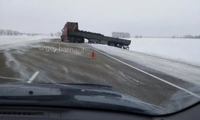 Фото: грузовик слетел с трассы в Алтайском крае