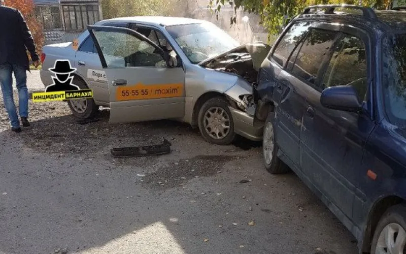 Два человека пострадали в ДТП с участием такси в Барнауле