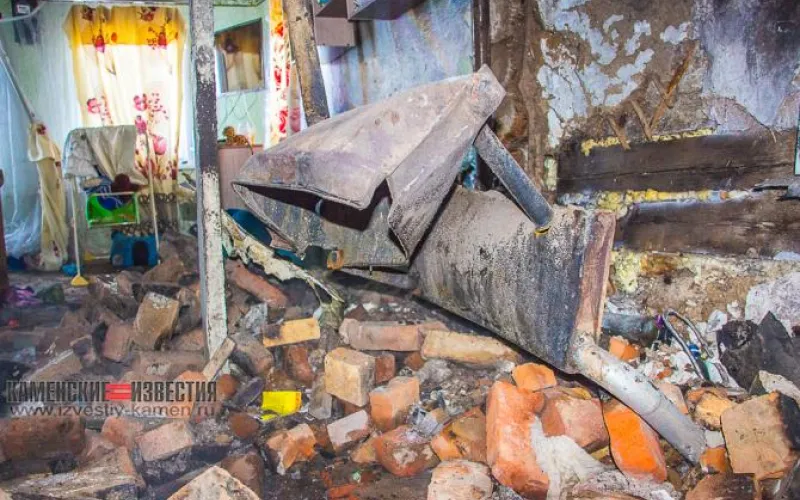 Рядом догорает брошенный в сугроб матрац: фотографии с места взрыва котла отопления в Камне-на-Оби
