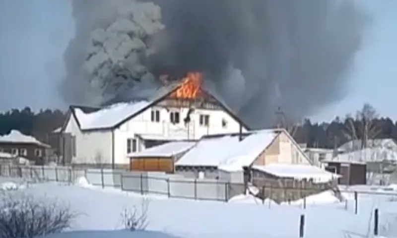 Видео: серьезный пожар произошел в частном доме в Алтайском крае