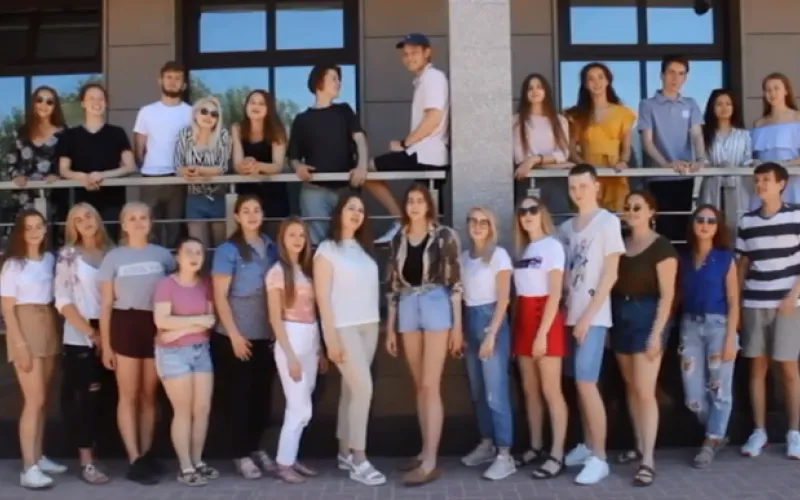 Родителям нравится Фараон, а детям ближе Баста. Барнаульские школьники сняли ответный клип