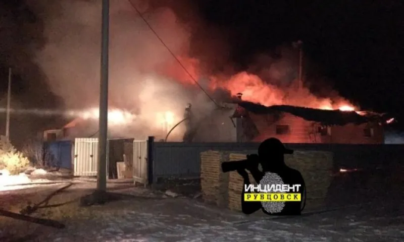 Пожар в жилом доме тушили 18 человек в Рубцовске