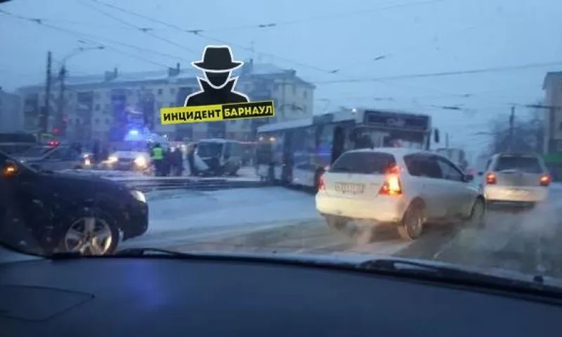 Три человека пострадали в результате столкновения двух автобусов в Барнауле