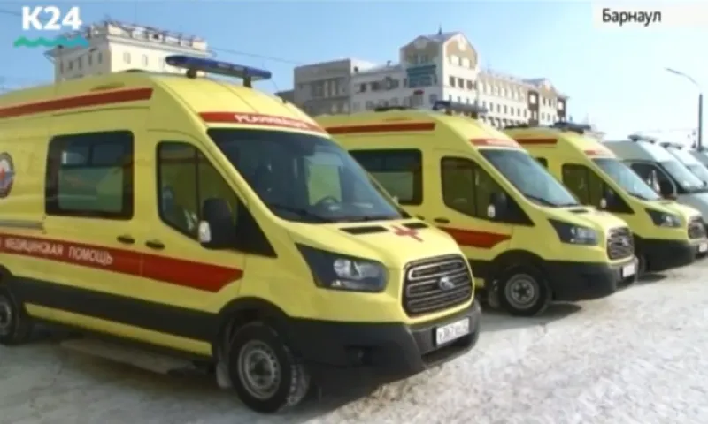 Новые школьные автобусы и медицинские автомобили отправились в города и районы Алтайского края