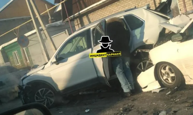 ДТП с участием трех автомобилей произошло в центре Барнаула