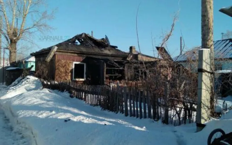 Женщина погибла при пожаре в Барнауле