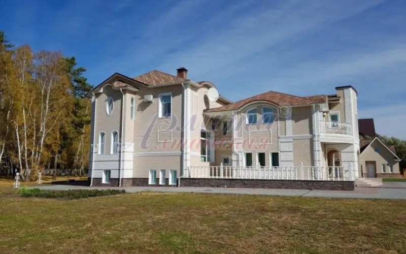 Коттедж за 85 млн рублей‍ продают в Новоалтайске