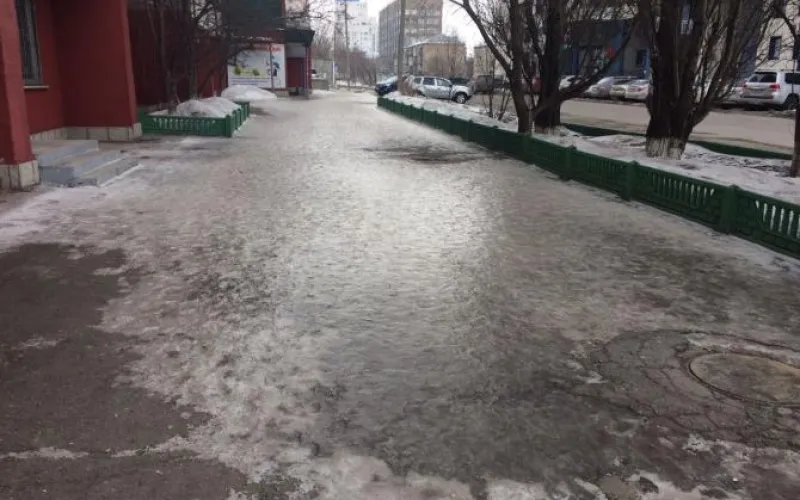 Быстрее на коньках: барнаульцы жалуются на сильный гололед 